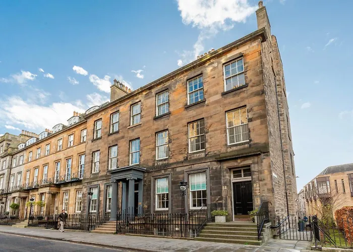 Spectacular 2 Bed, 2 Bath In Centre Apartment Edinburgh