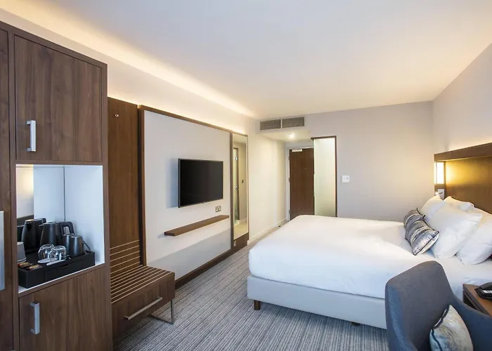 Courtyard By Marriott West Hotel