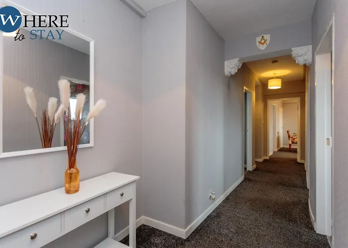 Stunning 3 Bedroom דירה *