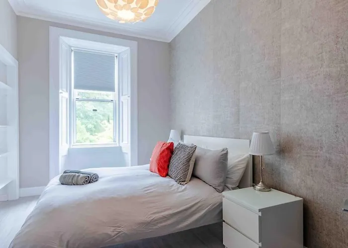 Spacious 3 Bed In Marchmont Apartment Edinburgh