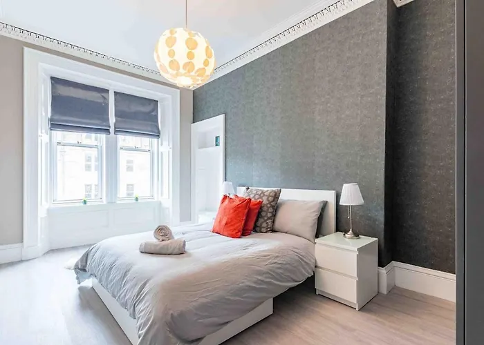 Spacious 3 Bed In Marchmont Edinburgh
