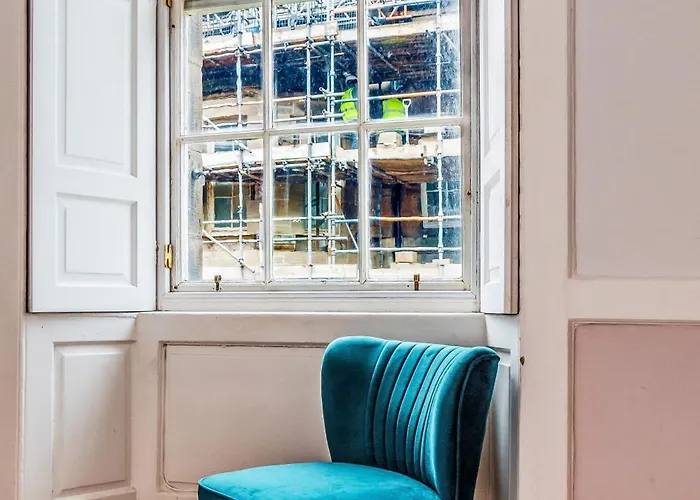 Large Super 3 Bed -princes Street, Parking Appartement *