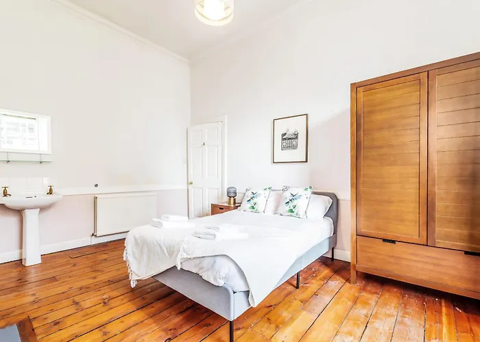 Large Super 3 Bed -princes Street, Parking