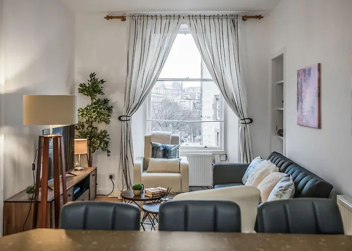Cozy 2 Bed With Great View - Parking * Edinburgh