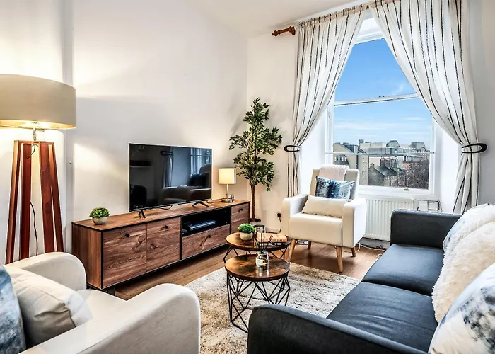 Cozy 2 Bed With Great View - Parking Edinburgh