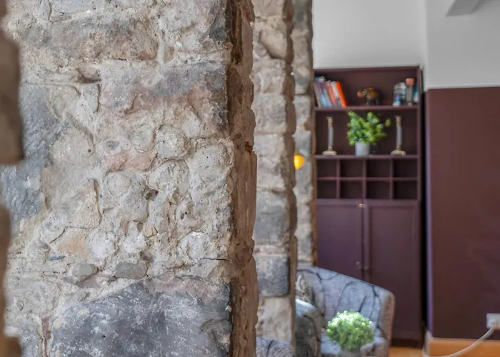 Old Town Romantic Getaway Апартаменты *