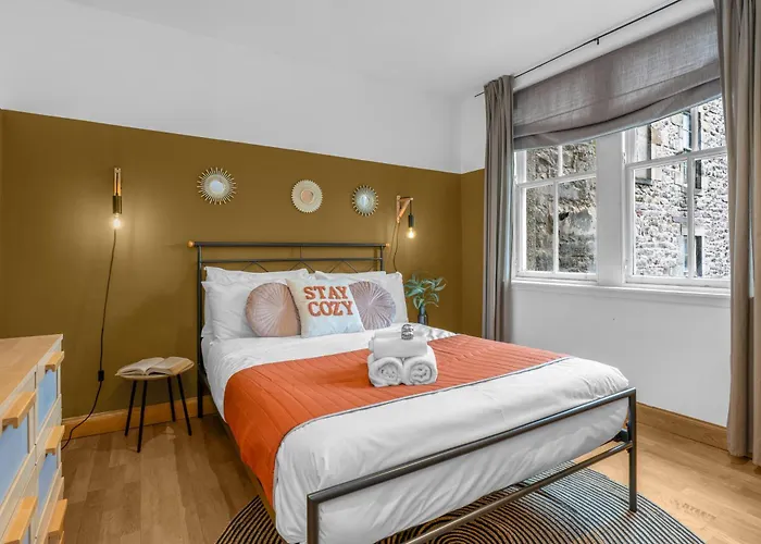 Old Town Romantic Getaway Апартаменты *