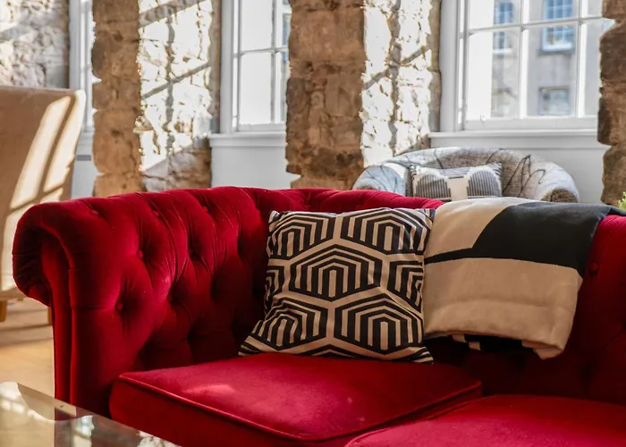 Old Town Romantic Getaway Апартаменты *