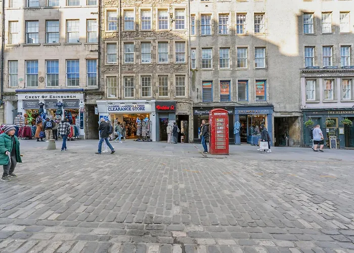 Old Town Romantic Getaway Апартаменты *