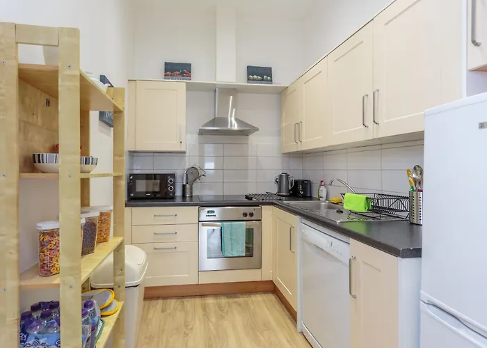 Free Parking - Centre - 2 Bedrooms - Sleeps 6 *