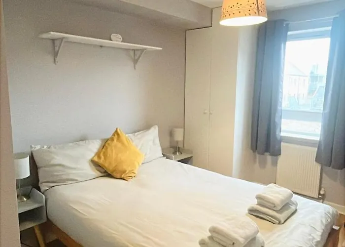 Spacious Retreat At Prime Location With Free Parking& Balcony דירה אדינבורו