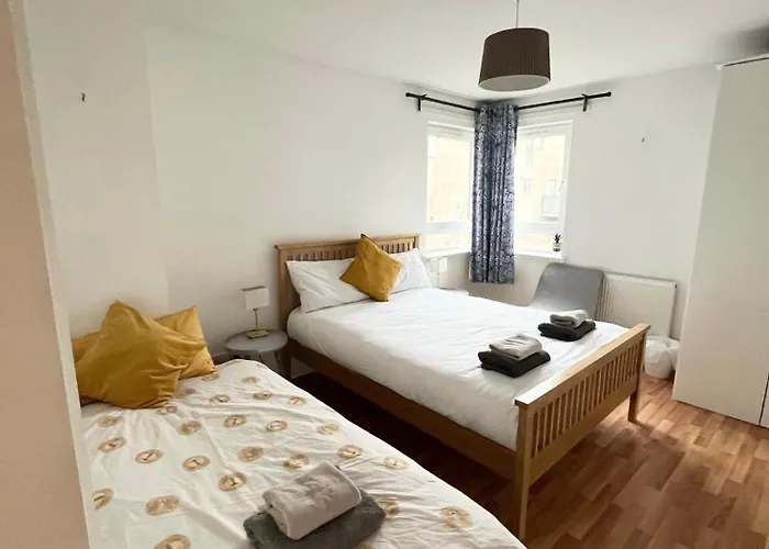 Spacious Retreat At Prime Location With Free Parking& Balcony *