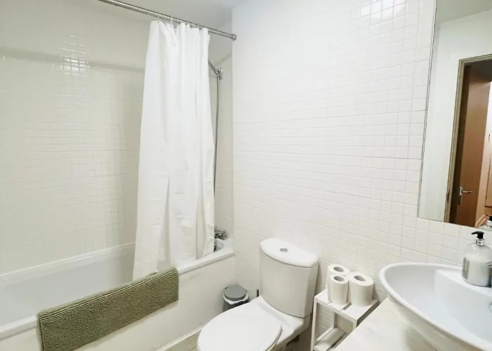 Spacious Retreat At Prime Location With Free Parking& Balcony אדינבורו