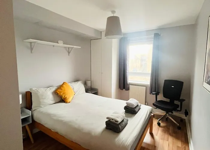 Spacious Retreat At Prime Location With Free Parking& Balcony דירה