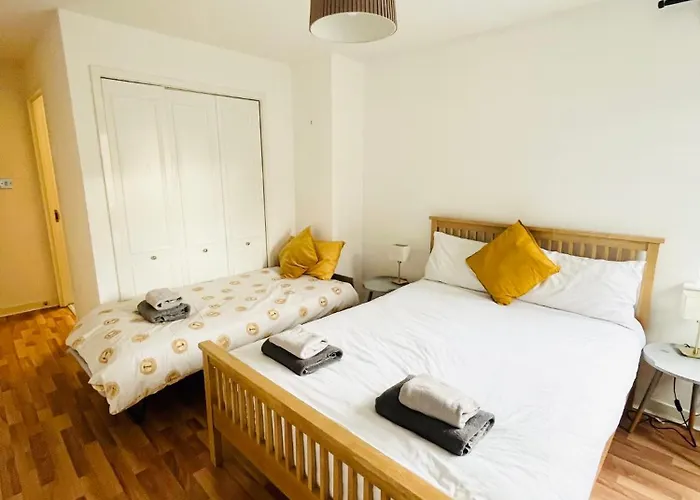 Spacious Retreat At Prime Location With Free Parking& Balcony אדינבורו