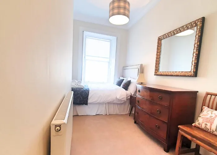 Deluxe 3-bedroom On Princes Street Overlooking Castle * Edimburgo