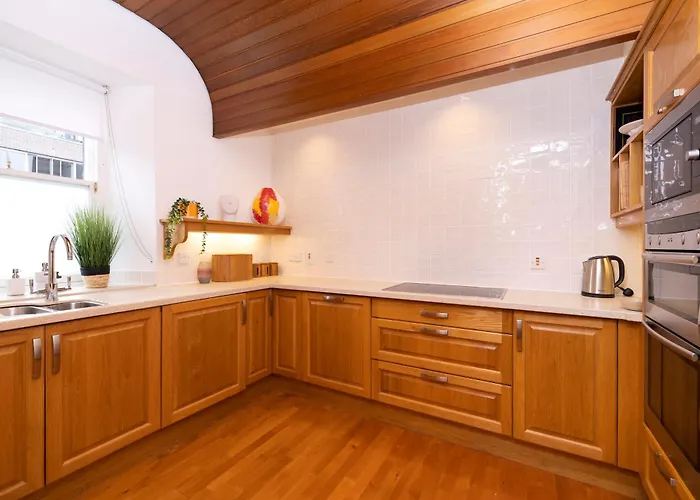 Deluxe 3-bedroom On Princes Street Overlooking Castle Appartamento