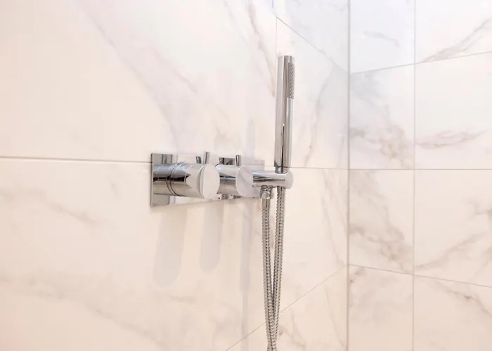 Deluxe 3-bedroom On Princes Street Overlooking Castle *