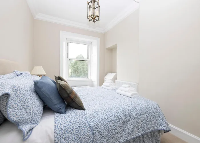 Deluxe 3-bedroom On Princes Street Overlooking Castle Edimburgo