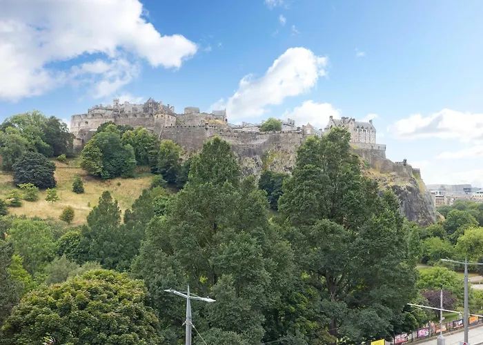 Deluxe 3-bedroom On Princes Street Overlooking Castle * Edimburgo