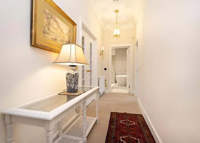 Deluxe 3-bedroom On Princes Street Overlooking Castle