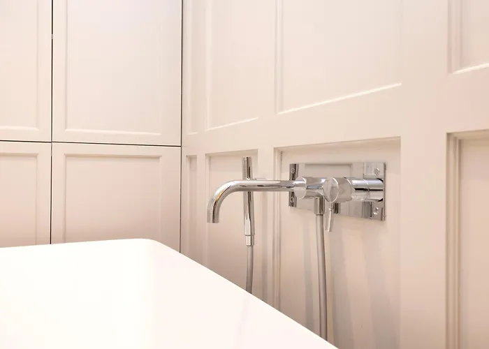 Deluxe 3-bedroom On Princes Street Overlooking Castle Appartamento