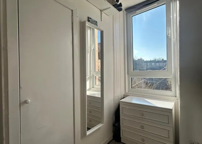 דירה Bright Bedroom With King Side Bed And Share Bathroom אדינבורו