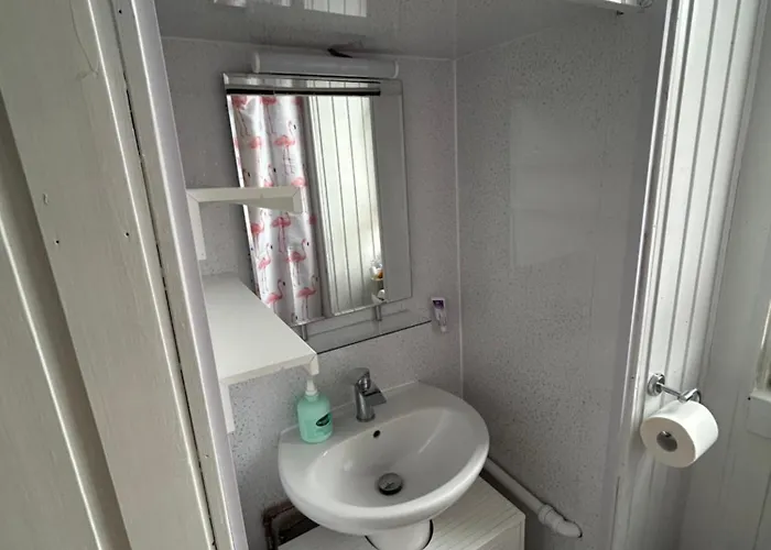 דירה Bright Bedroom With King Side Bed And Share Bathroom אדינבורו