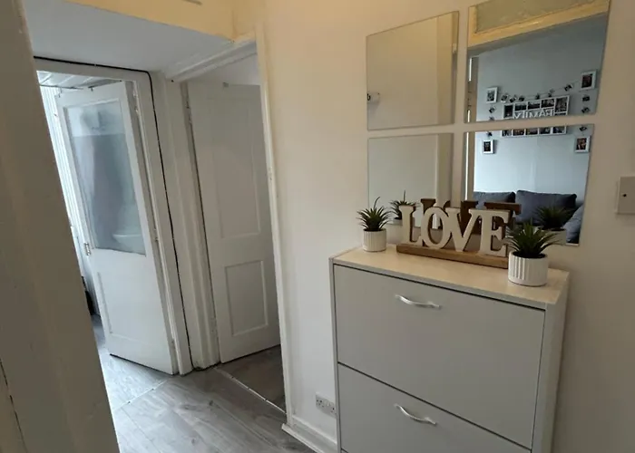 דירה Bright Bedroom With King Side Bed And Share Bathroom אדינבורו