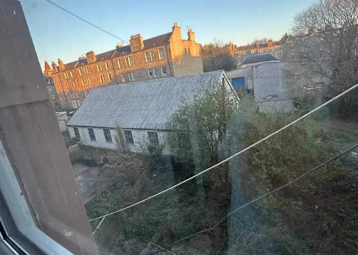 Bright Bedroom With King Side Bed And Share Bathroom דירה