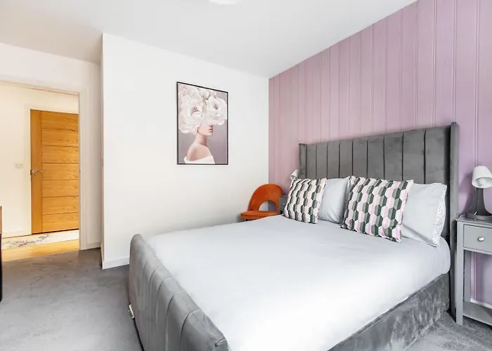 Апартаменты Beautiful Meadowbank With On-street Parking *