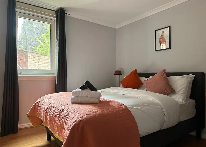 Private Main Door Lovely 2 Bedroom Apartment