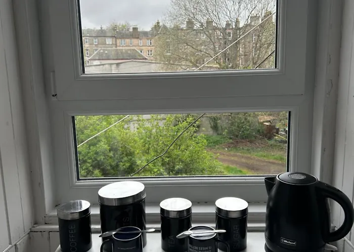 Bright Bedroom With King Side Bed And Share Bathroom אדינבורו