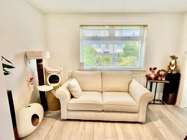 Проживание в семье Double In 3 Bedroom House *