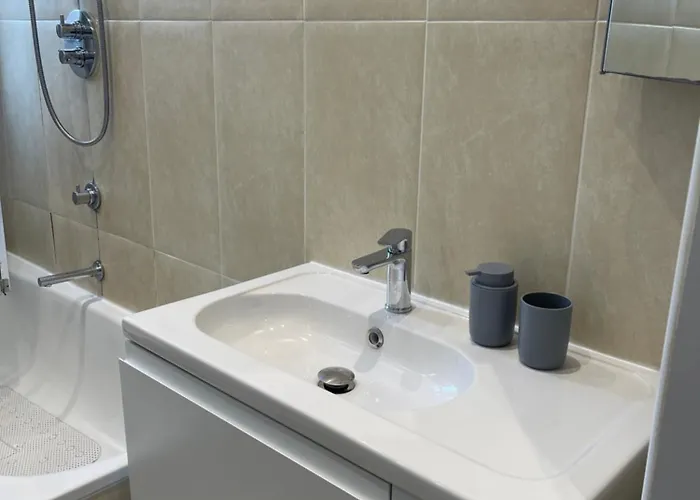 Entire Victorian House 2br - 4 Guests شقة *