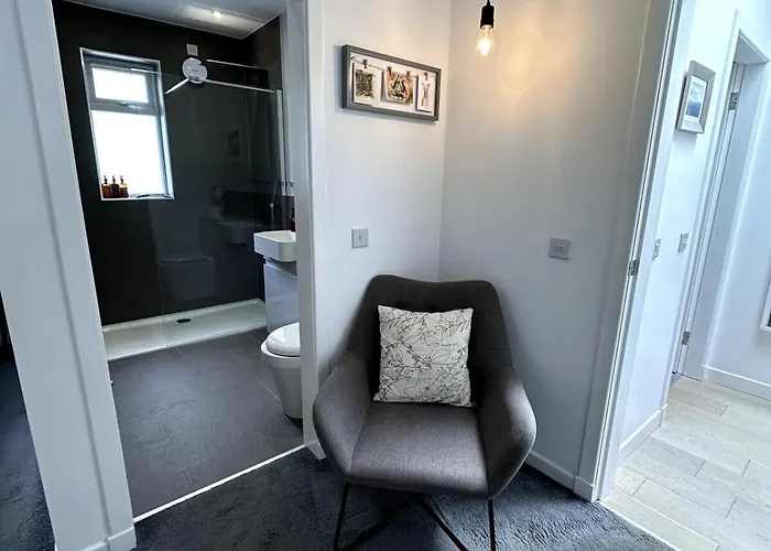 Kaimes Kip Stylish Five Bedroom