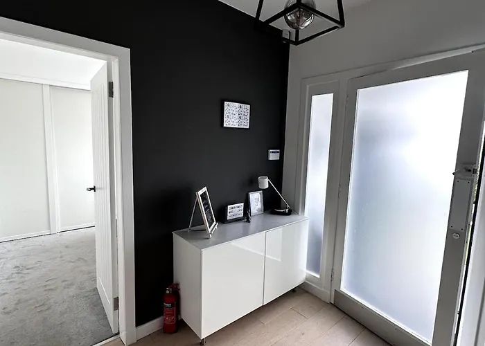 Kaimes Kip Stylish Five Bedroom *