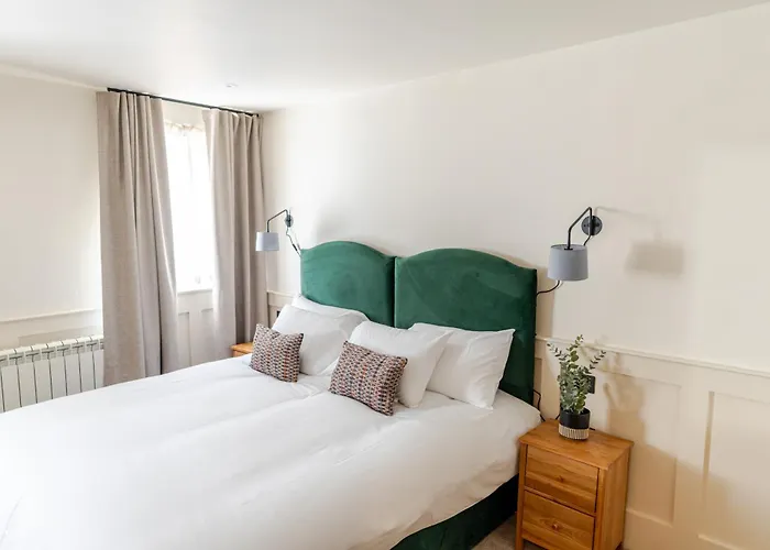 Grove House 4*