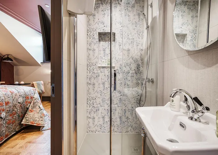 Bonnie - Smart Boutique - Haymarket 4*