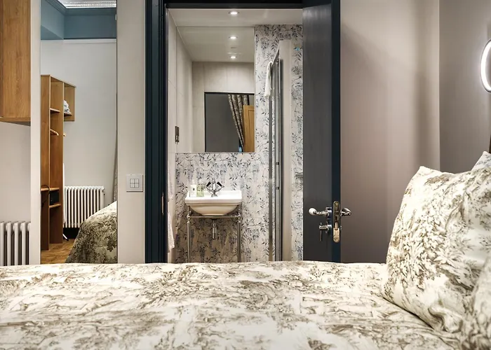 Bonnie - Smart Boutique - Haymarket 4*