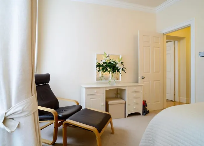 Apartment Beautiful Georgian 2 Bedroom Flat *