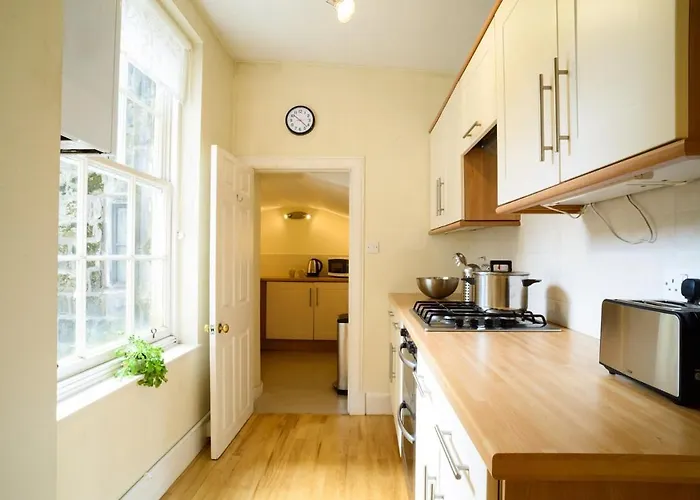 Beautiful Georgian 2 Bedroom Flat Apartment