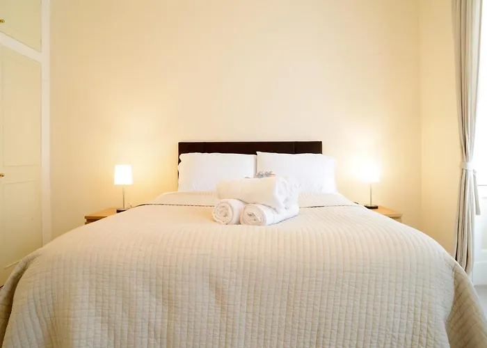 Beautiful Georgian 2 Bedroom Flat Apartment