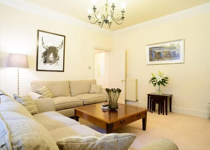 Apartment Beautiful Georgian 2 Bedroom Flat *