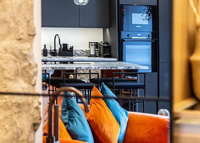 Canon Cave * إدنبرة