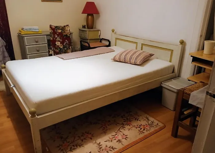 Charming 3 Bed , Private Budget , Free Street Parking , Fibre Optic Internet , Garden Bed and Breakfast *