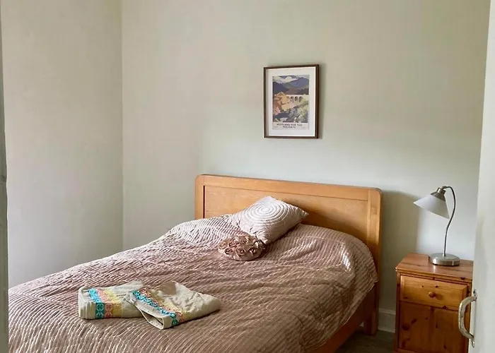 Stylish Canal-side Retreat In Edynburg