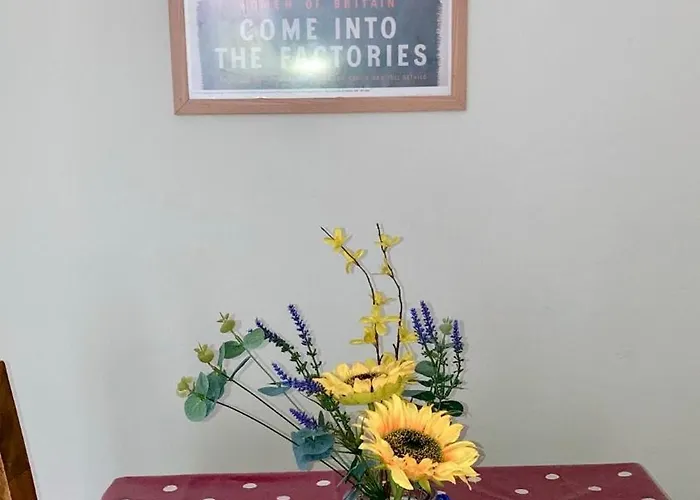 Stylish Canal-side Retreat In Edynburg