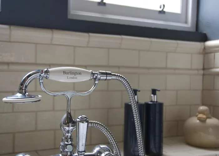 Victorian With Car Parking In Driveway, Murrayfield דירה *