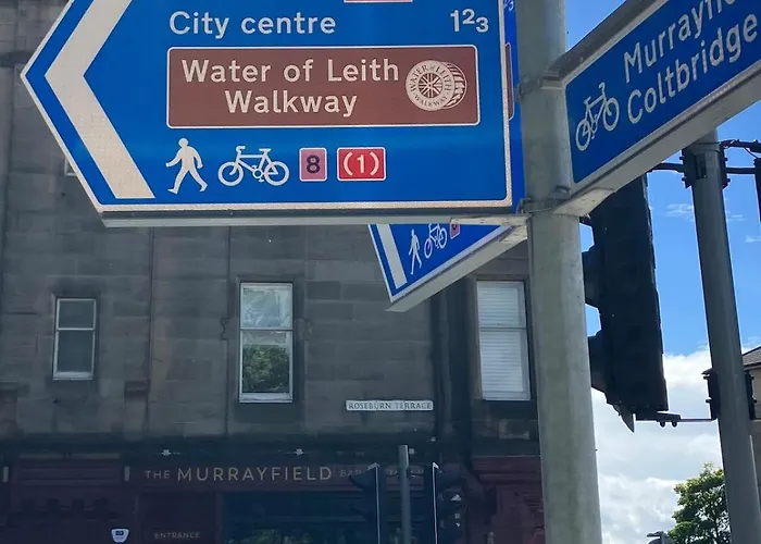 Victorian With Car Parking In Driveway, Murrayfield *
